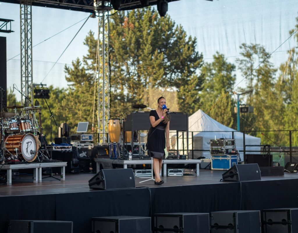 Soundcheck auf Bühne mit mehreren Monitor und PA-Systemen