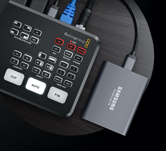 Atem Blackmagic Mischpult mit angesteckter Festplatte